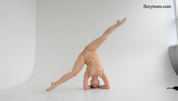 Super flexible hot gymnast Dasha Lopuhova