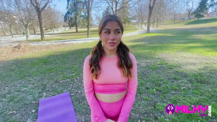 Chubby fan manages to fuck and fill the pussy with milk of a Peruvian actress he found doing exercises in the park