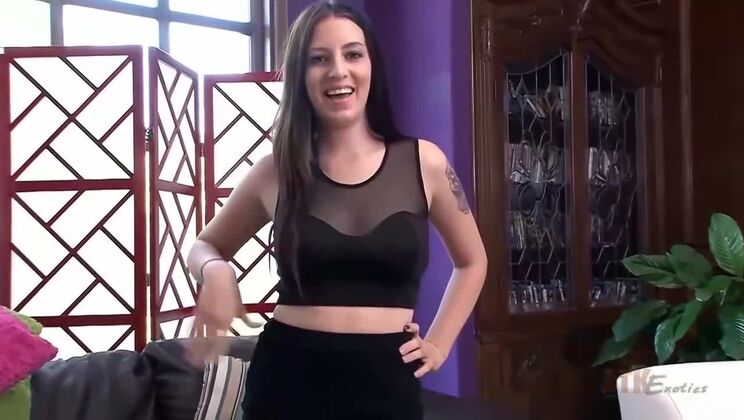 Solo Brunette Babe: Gizell Lunas