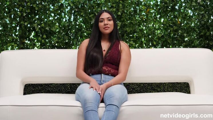 Latina Layloni & Her Curvy Assets