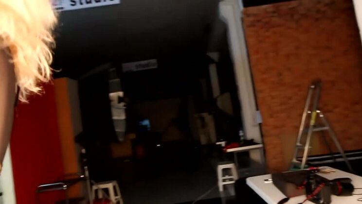 Blonde Alissa White: Amateur Solo