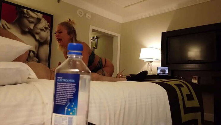 Dumb Water Bottle! Madelyn Monroe: Amateur Blowjob in Vegas