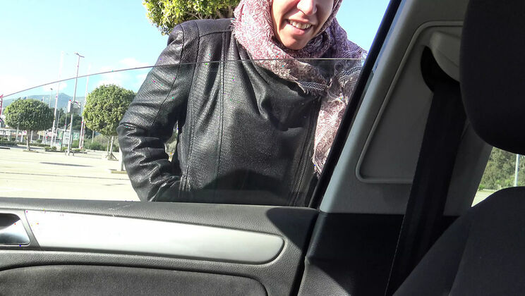 Turkish MILF Souzan Halabi gives American guy a car handjob in 4K