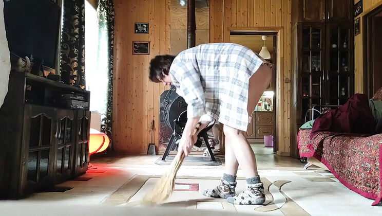 Amateur Brunette BBW Starts with Cleaning and Ends with Blowjob