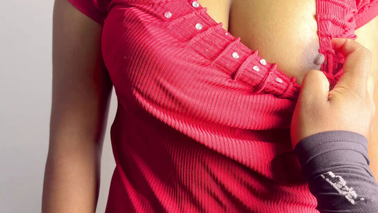 Desi Stepsister Aathiyaa Flashing Her Big Boobs in Homemade Indian Sex Video