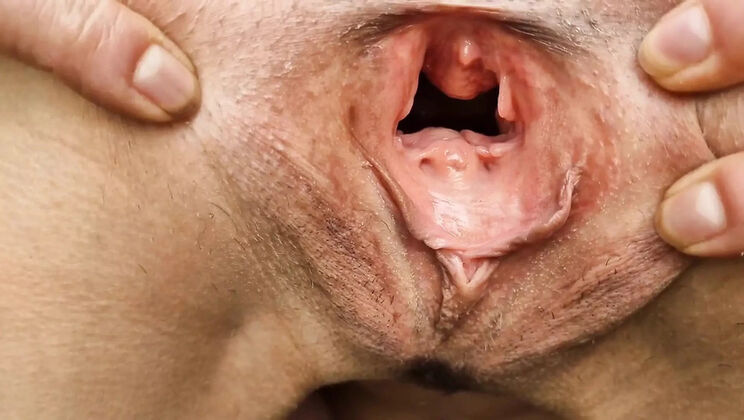 Amateur MILF Gaping Pussy Outdoor Pissing Close-Up