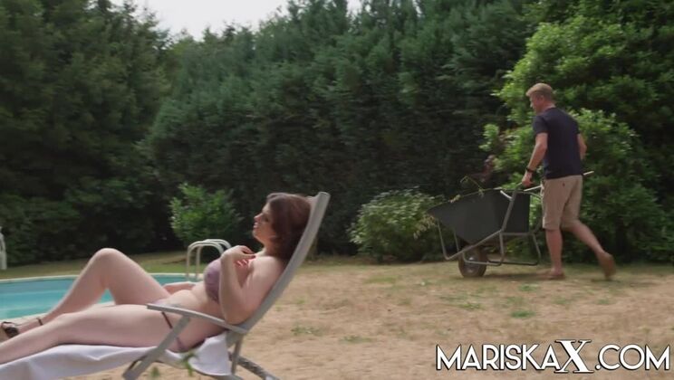 MARISKAX Busty Lucia Love fucks the landscapers
