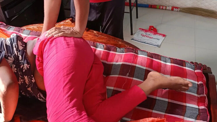 Desi Bhabhi Fucks Worker in Hot Homemade Sex - Real Desi Village Action