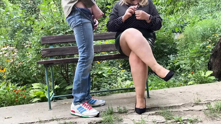 Hot Ukrainian MILF Demands Cum On Her Big Ass - Outdoor Handjob & Creampie