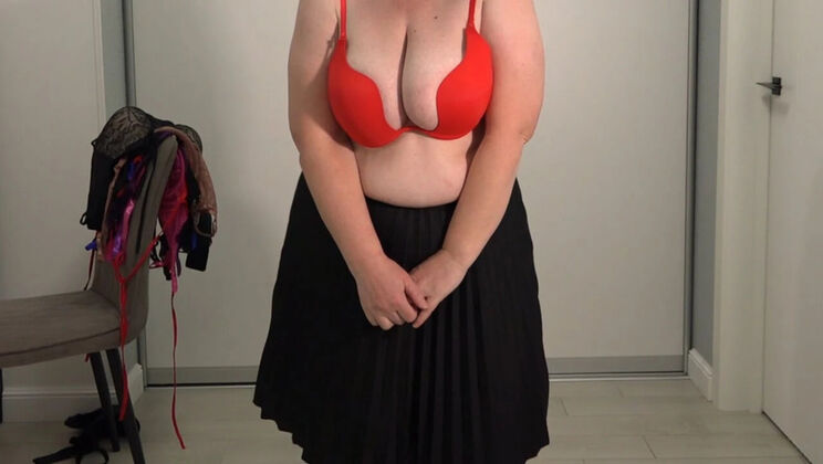 Mature wife with big natural saggy tits tries on bras, bouncing boobs pop out