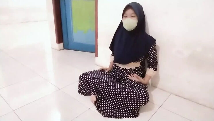 Hot Desi House Cleaner Rianicute Gives Blowjob & Fucks in Homemade Hijab Sex