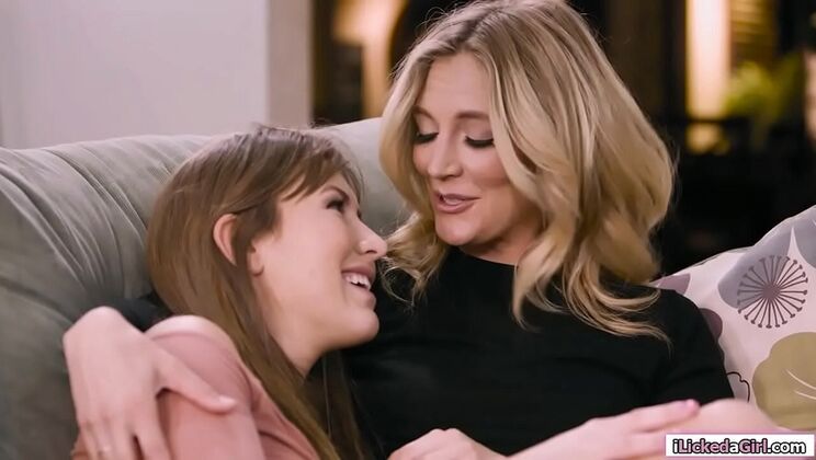 Teen stepdaughter licks blonde stepmom's ass