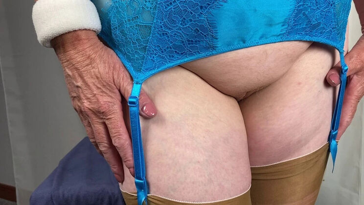 Mrs Mature Amateur Homemade Foot Fetish with Big Natural Tits in Stockings and High Heels