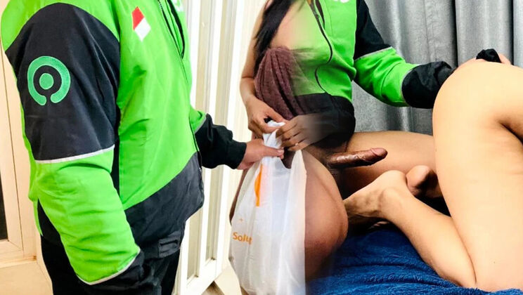 Indonesian Couriers Lucky Day: Nadalyne Gets Big Black Cock Fuck & Creampie Pussy Happy Ending