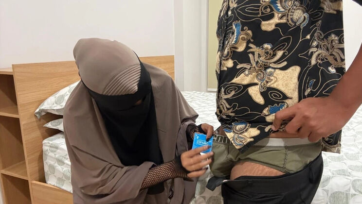 Indonesian Hijab Babe Clarelia Takes Brutal Condom Sex in Hotel - HD Viral Blowbang