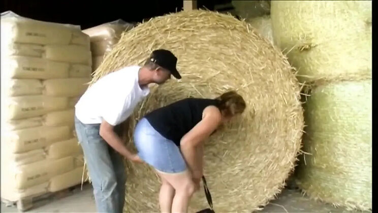 Amateur Farmer Fucks Mature City MILF Outdoor Barn Creampie