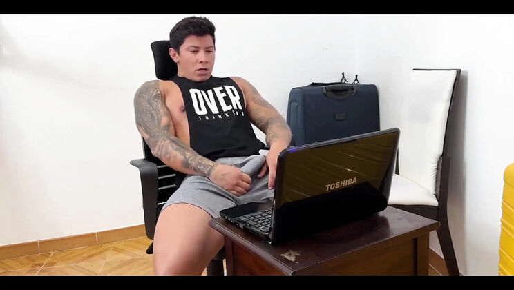 Winter_steph Big Tits Gamer Girl Steps Out Screen For Horny Fan Blowjob Cumshot