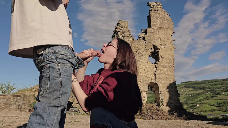 Amateur Teen Slut Outdoor Deepthroat Blowjob with Stranger