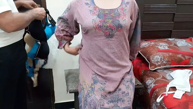 Desi Indian Bhabhi strips naked for bra seller - homemade Hindi sex with QueenbeautyQB