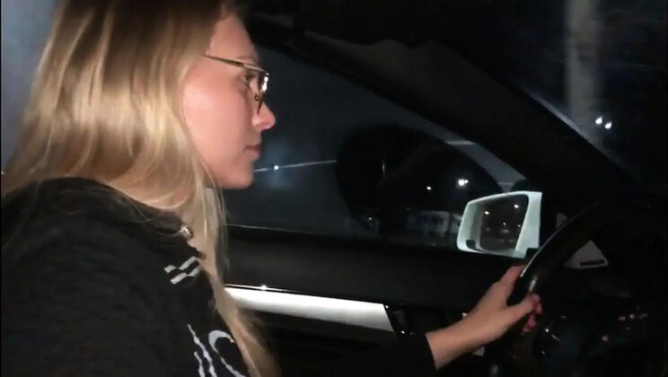 Siswet Loves Outdoor Pissing - Dutch MILF Golden Shower in Public