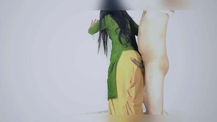 Desi Bhabhi Horny Indian Pussy Fuck - Hindi Audio XXX Video