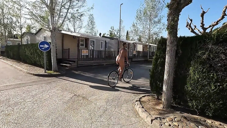 Bekycarril Nudist Lifestyle - Amateur Couple Outdoor Nude Walking & Kitchen Moments