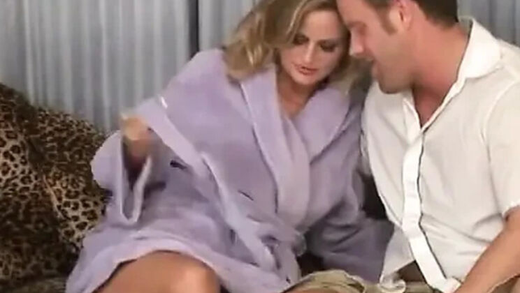 Stepmom Becca Blossoms Gives Blowjob & Cumshot Pleasure